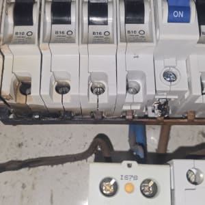 מפסקי חשמל עם סימני שריפה וחוטים חשופים