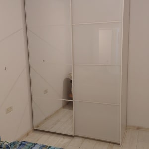 ארון בגדים עם דלתות הזזה ומראה