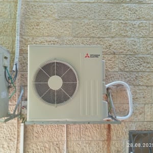 יחידת מיזוג אוויר מותקנת על קיר חיצוני