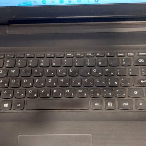 מחשב נייד עם מקלדת עברית ואנגלית, מסך פתוח