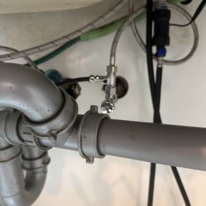 צינורות פלסטיק ואביזרי אינסטלציה מתחת לכיור