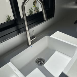 כיור נירוסטה עם ברז במטבח מודרני