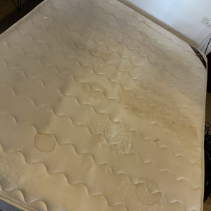 מזרן עם כתמים שונים לפני ניקוי