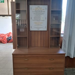 ארון עץ עם מדפים ודלתות זכוכית