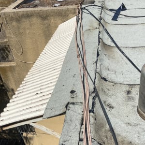 גג עם יריעות איטום וחוטי חשמל