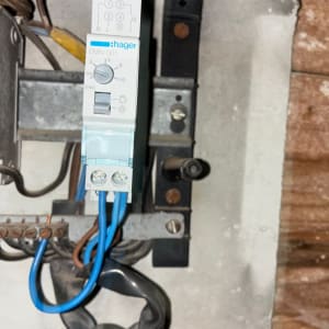תמונה של לוח חשמל עם רכיבים וחוטים