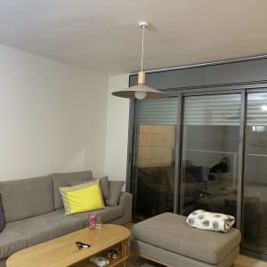 מנורה תלויה עם נורה חשמלית בתקרה