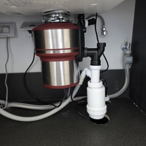 מערכת צנרת מתחת לכיור עם טוחן אשפה