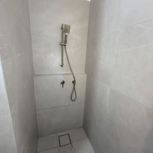 מקלחת עם אריחים וכלי רחצה