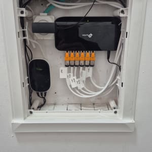 ארון תקשורת עם ציוד רשת וכבלים