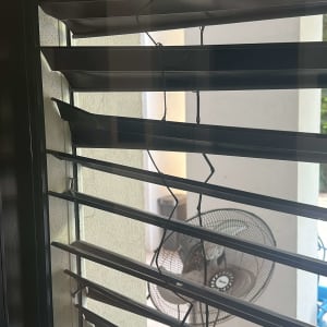 תריסים עם מאוורר ברקע