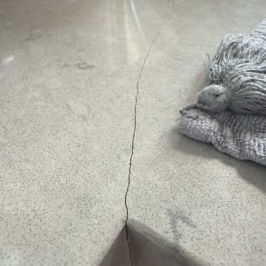 סדק במשטח שיש עם מטלית אפורה בצד