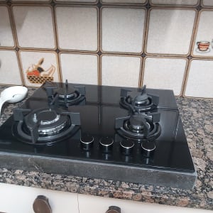 כיריים גז שחורות על משטח מטבח עם אריחים מעוצבים