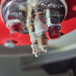 חיבורים חשמליים עם חלודה על רקע אדום