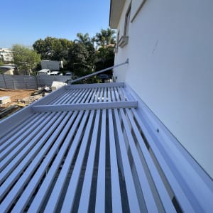 התקנת סוכך לבן על קיר חיצוני