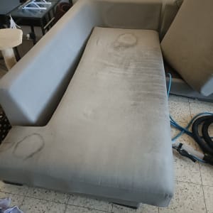 ספה עם כתמים לפני ניקוי