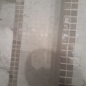 מגבת לבנה על רצפת אריחים נקיים