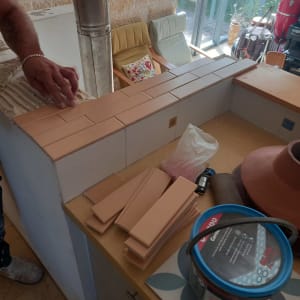 הנחת אריחי קרמיקה על קיר גבס