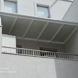 מעקה אלומיניום ומרפסת עם גג אלומיניום