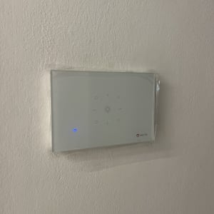 מתג חשמלי חכם עם חיווי Wi-Fi על קיר