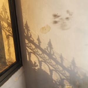 קיר עם צללים ותיקוני צבע