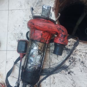 צינור יניקה מחובר למשאבה אדומה על הקרקע