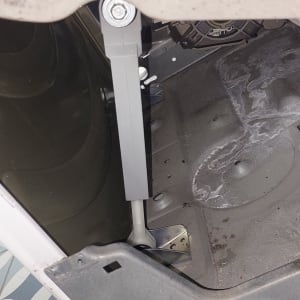 חלק פנימי של מכונת כביסה עם בורג ומתכת