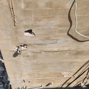 קיר עם חוטים וצינורות, עבודה בגובה