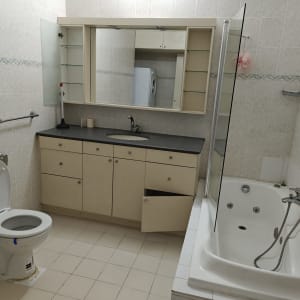 חדר אמבטיה עם כיור, אמבטיה ושירותים