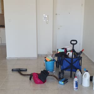 מוצרים וכלי ניקוי על רצפה בחדר ריק