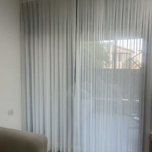 וילון הסטה בהיר שקוף למחצה מהתקרה עד הרצפה בסלון