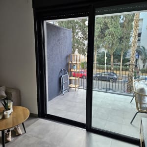 מסגרת אלומיניום לדלת הזזה במרפסת