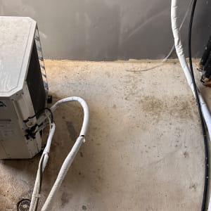 יחידת מזגן חיצונית עם אבק על גבי רצפה מלוכלכת