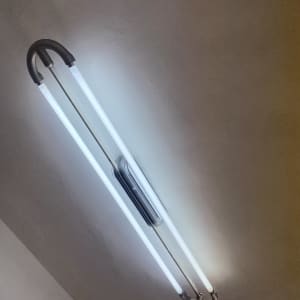 מנורת פלורסנט על תקרה, קשור לחשמלאי