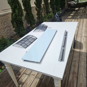 חלקי מזגן על שולחן לבן בחוץ