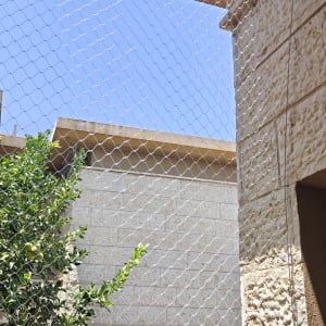 רשת נגד יונים מותקנת בין מבנים