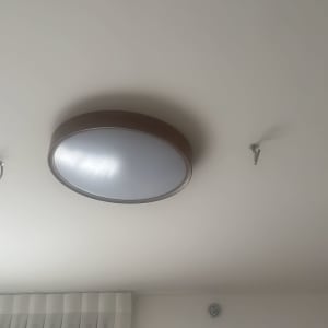 מנורה עגולה מותקנת בתקרה עם ווים