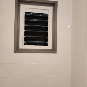 חלון עם מסגרת אלומיניום ותריסים אופקיים
