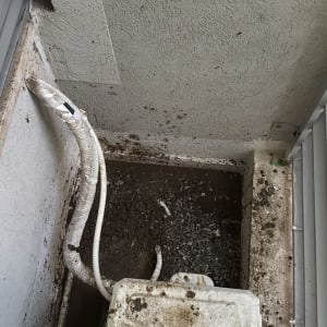 אזור מלוכלך עם כלים לניקוי