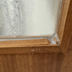 מסגרת עץ עם זכוכית מחוספסת ופינה שבורה