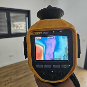 מצלמה תרמית מציגה תמונת חום על קיר