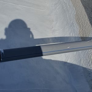 משטח אטום עם חומר איטום לבן וצל של אדם