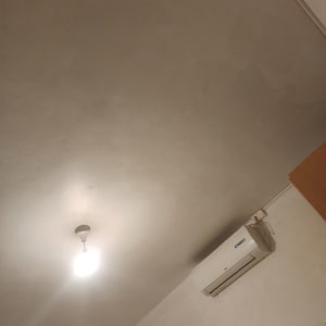 תקרה עם מנורה ומזגן מותקן על הקיר