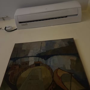 מזגן מותקן על קיר מעל תמונה