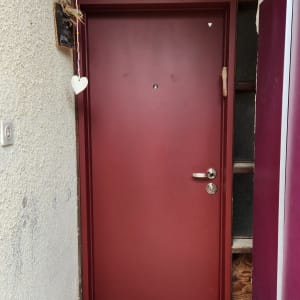 דלת אדומה עם ידית כסופה ומנעול
