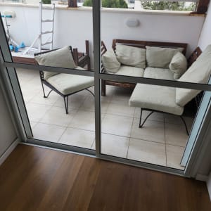 מרפסת עם רצפת עץ וניקיון חלונות זכוכית