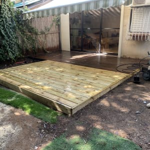 דק עץ חדש עם מכונת שטיפה בחצר