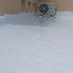 איטום גג עם חומר לבן ליד מזגן