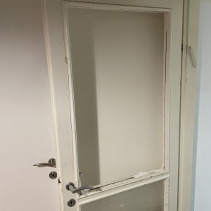 דלת עם זכוכית שבורה בחלק העליון והתחתון