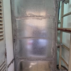שער דלת מברזל עם לוחות פח מחורר ומסגרת מתכת